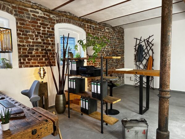 Großes_Büro_003_hohes_Regal_5249